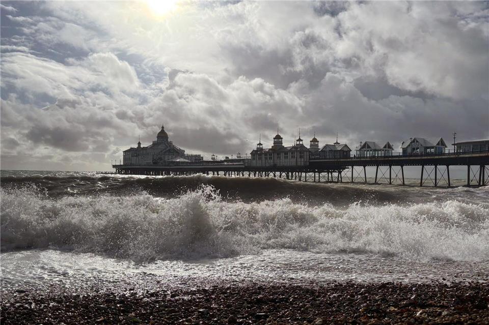 Warum Südengland im Oktober besonders entspannend ist  Trotz stürmischer Böen wärmt die Sonne über dem Eastbourne Pier auch im Oktober - Sonnencreme nicht vergessen!Nathalie Helene Rippich/dpa-tmn