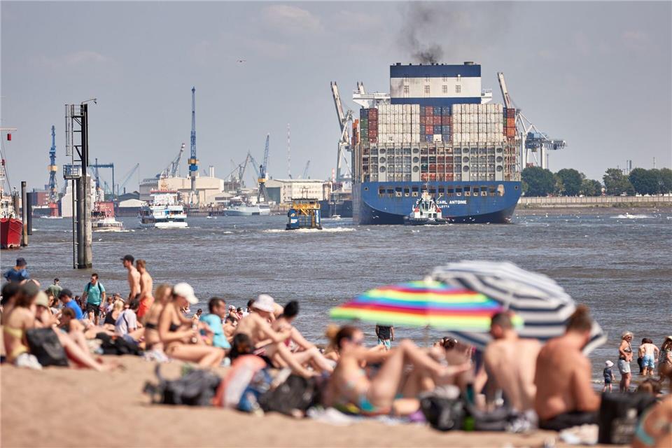 Trotz vieler Strände in Hamburg gibt es an der Elbe keine Badestelle - die CDU will das ändern (Archivbild).picture alliance/dpa