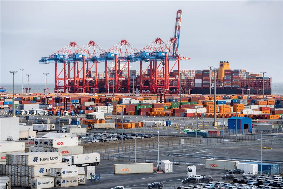 Trotz zahlreicher Probleme bleibt die deutsche Exportwirtschaft optimistisch. Hauke-Christian Dittrich/dpa