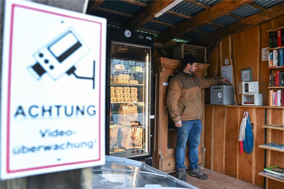 Trotz zunehmender Einbrüche in Hofläden geben die meisten Landwirte ihr Angebot nicht auf, sagt der Deutsche Bauernverband.Bernd Weißbrod/dpa