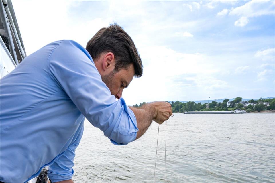 Trüb und sein Unternehmen arbeiten wie vorgeschrieben mit im Wasser löslichen Urnen aus Zellulose. --/Rheinbestattung Mainz /dpa