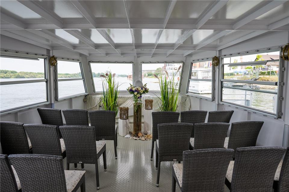 Trübs Unternehmen kooperiert für Flussbestattungen mit einem Schiffseigner, der sonst Freizeit- und Touristenfahrten anbietet. --/Rheinbestattung Mainz /dpa