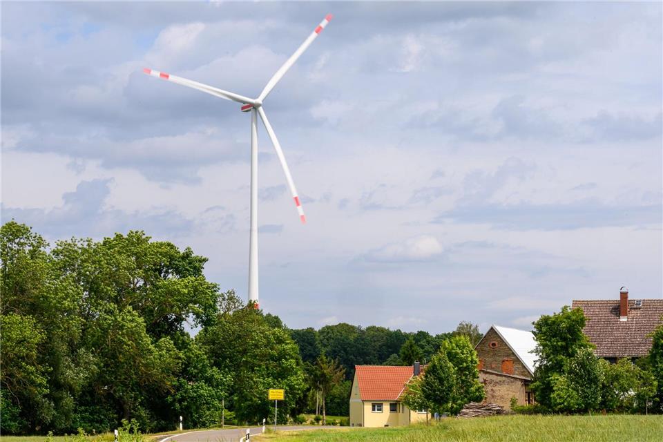 Trügerische Idylle: Die Geräusche dieses Windrades lassen manche Dorfbewohner verzweifeln (Archivbild)Hendrik Schmidt/dpa