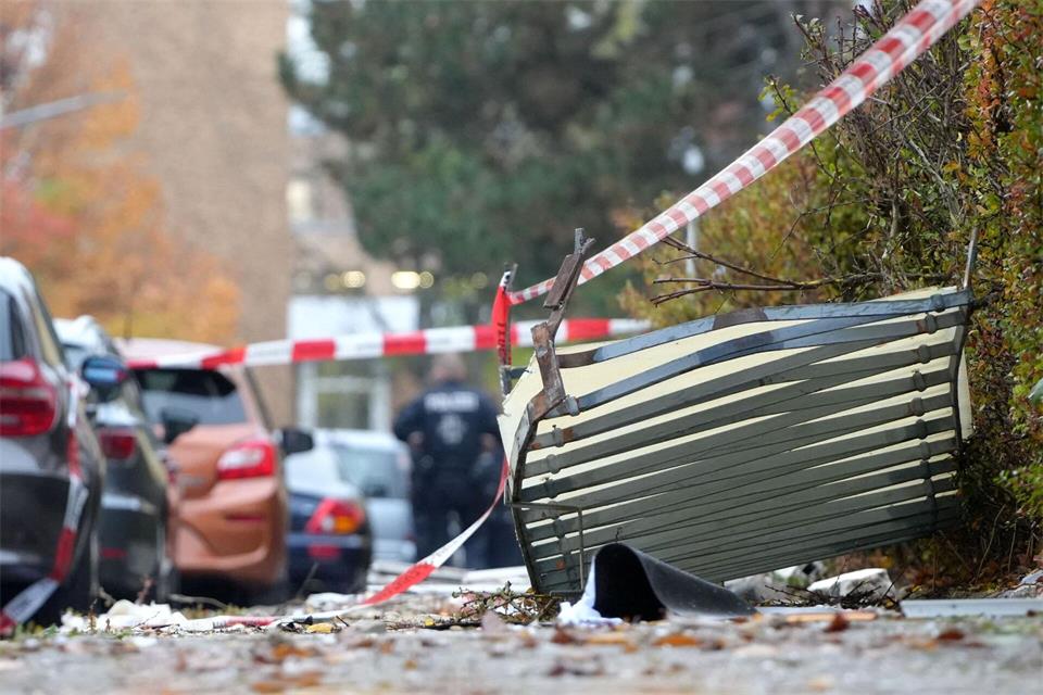 Trümmer flogen bis auf den Gehweg.Felix Kirberg/dpa