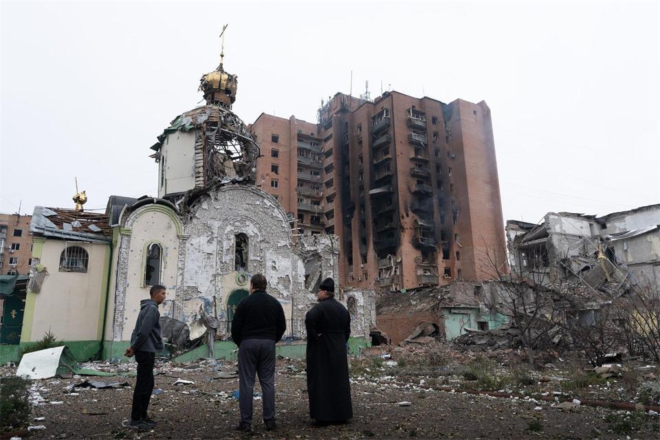Trümmer nach einem russischen Luftangriff, bei dem eine Kirche und Wohngebäude in Kramatorsk beschädigt wurden.Cameron Jones-Manley/ZUMA Press Wire/dpa