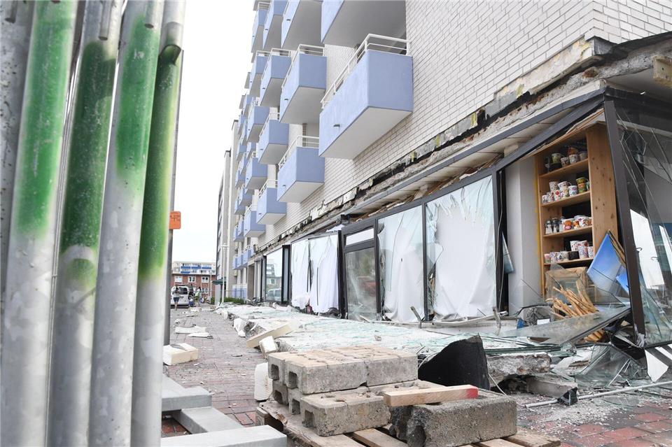 Trümmer und Glas lagen auf dem Gehweg vor einem Teeladen. Lea Albert/dpa