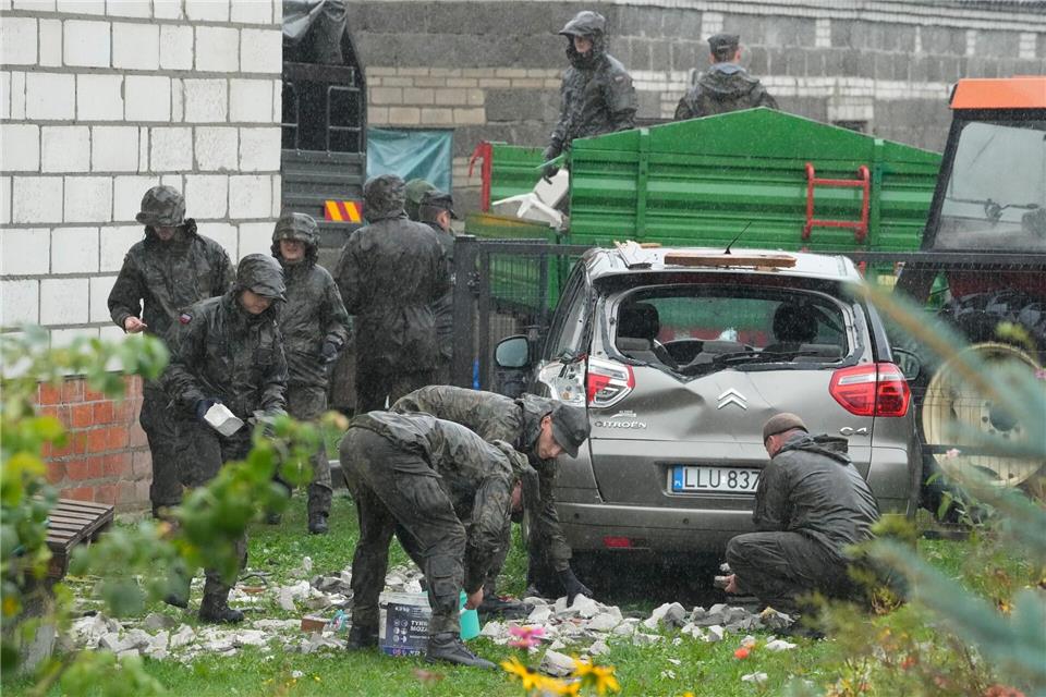 Trümmer werden vom zerstörten Dach eines Hauses geräumt. (Archivbild)Czarek Sokolowski/AP/dpa