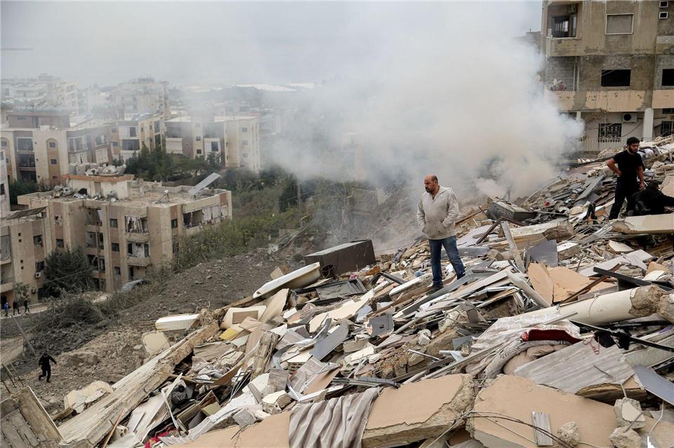 Trümmerfeld: Menschen begutachten die Schäden an einem Gebäude, das bei einem israelischen Luftangriff auf das südlibanesische Dorf Qnarit zerstört wurde.Marwan Naamani/dpa