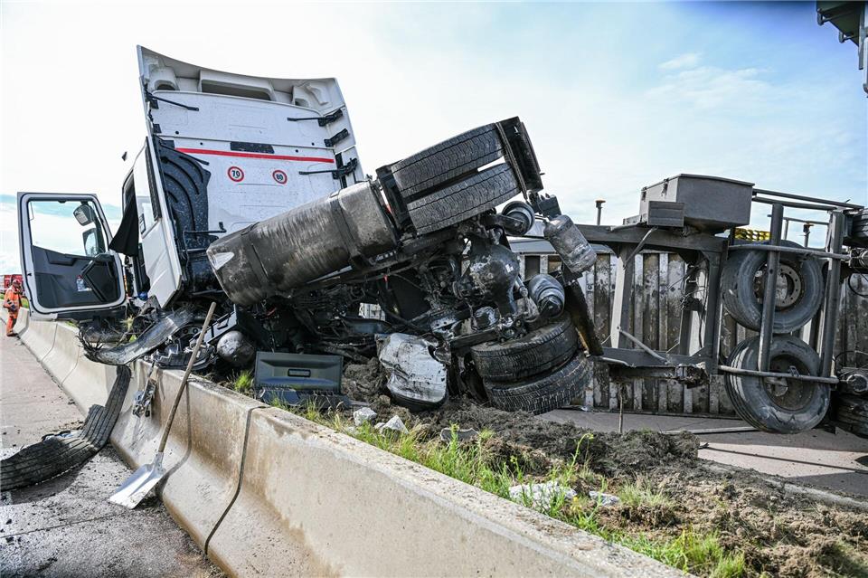 Trümmerteile flogen auch auf die Gegenfahrbahn. Jason Tschepljakow/dpa