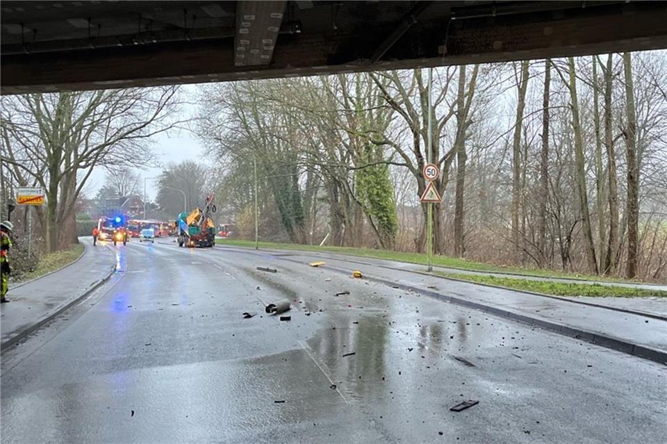 Trümmerteile liegen auf einer Straße. Ein Lkw ist mit seinem Kranarm gegen die Decke einer Unterführung der A4 bei Aachen gestoßen.Polizei Aachen/dpa