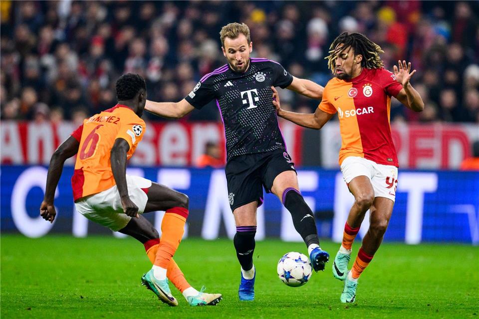 Trug schon einmal das Galatasaray-Trikot: Sacha Boey (r). (Archivbild)Tom Weller/dpa