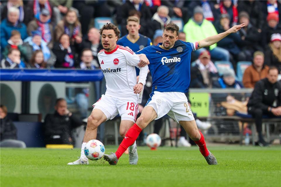 Trug schon in der vergangenen Rückrunde einige Male die Kapitänsbinde von Holstein Kiel: Jonas Meffert (r). (Archivbild)Frank Molter/dpa