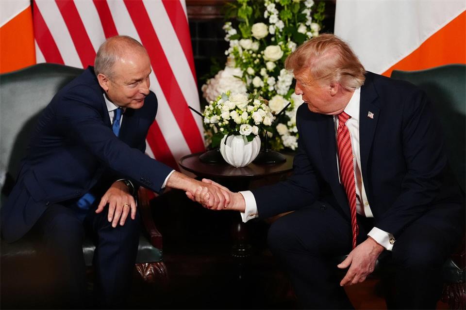 Trump äußerte sich während eines Treffens mit Micheál Martin zur Frage nach einer Wiedervereinigung.Julia Demaree Nikhinson/AP/dpa