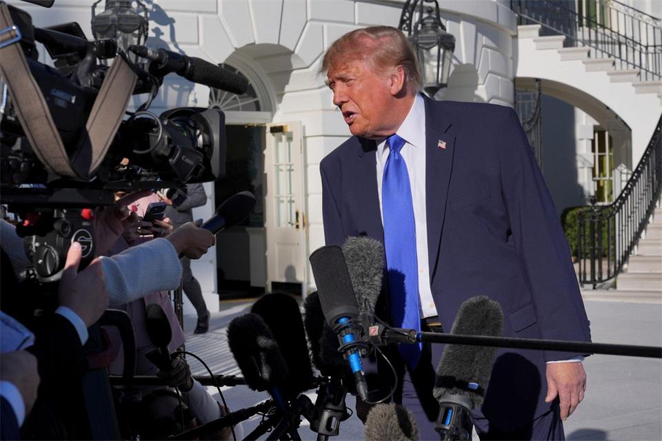 Trump behauptet, Musk habe die Starlink-Drosselung rückgängig gemacht.J. Scott Applewhite/AP/dpa