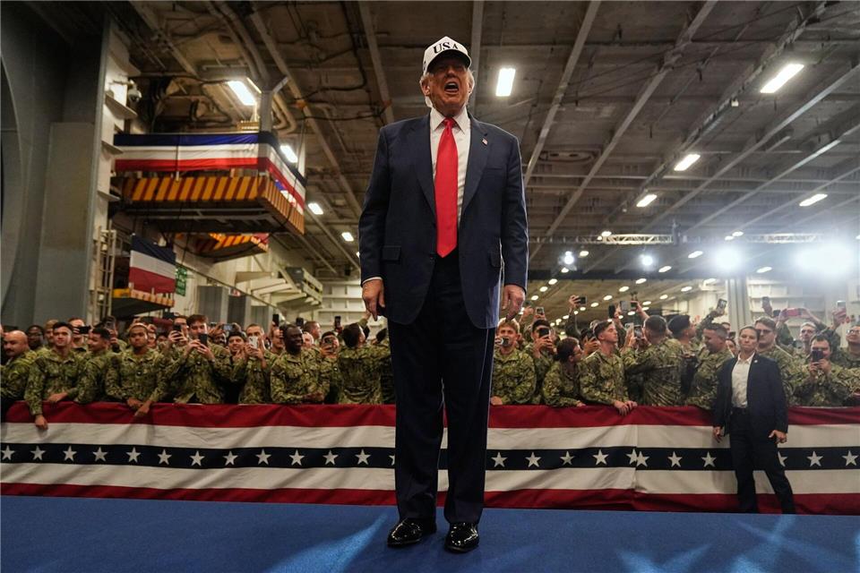 Trump besucht US-Truppen.Mark Schiefelbein/AP/dpa