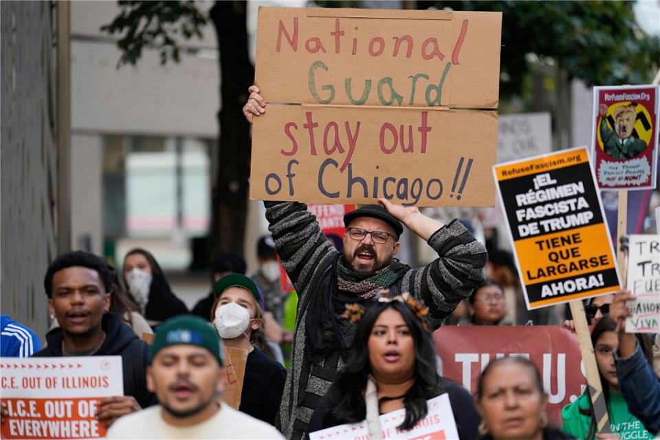 Militäreinsatz wie im Krieg? Trump provoziert Chicago Trump demonstriert seine Macht - und in Chicago kocht die Stimmung hoch.Carolyn Kaster/AP/dpa
