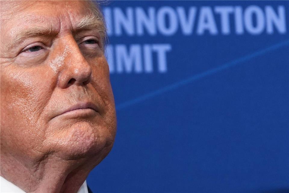 Trump droht dem Iran mit der Zerstörung ziviler Infrastruktur wie Brücken und Kraftwerke.Julia Demaree Nikhinson/AP/dpa
