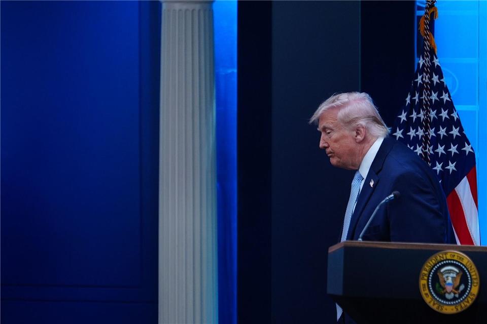 Trump droht mit Strafzöllen und kündigt eine Annäherung an (Archivbild).Julia Demaree Nikhinson/AP/dpa