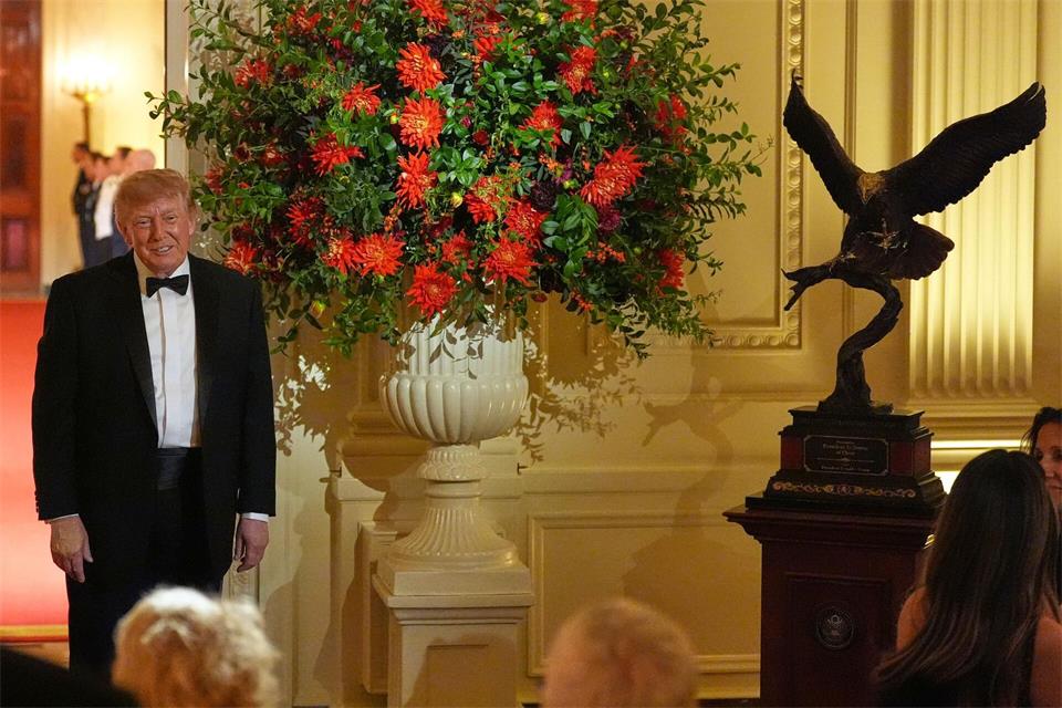 Trump enthüllt eine Adlerskulptur als Geschenk für Xi.Alex Brandon/AP/dpa