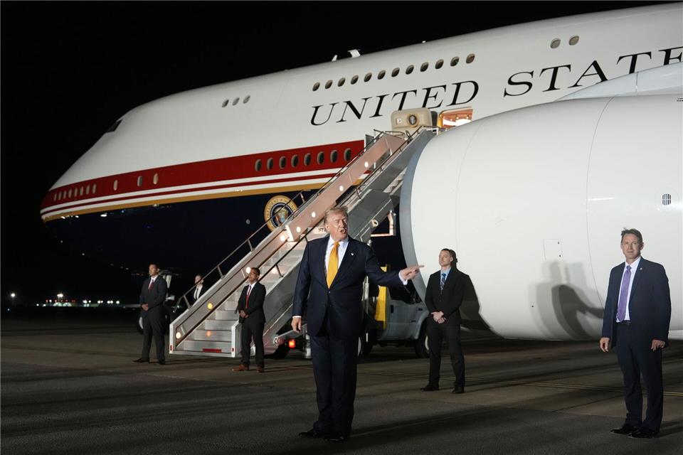 Trump flog mit der neuesten Air Force One in die USA (Archivbild).Alex Brandon/AP/dpa