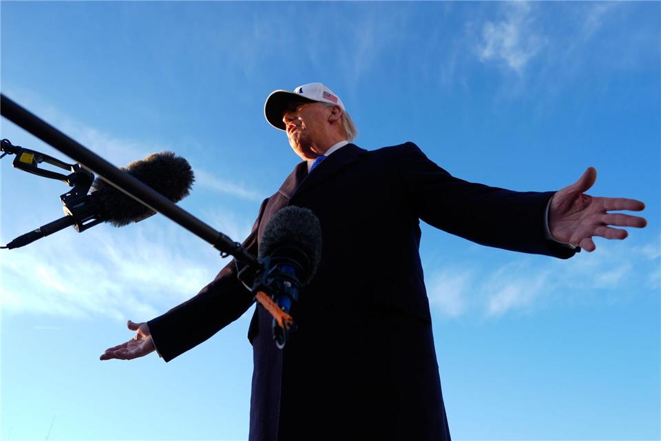 Trump fordert im Iran-Krieg die Nato-Länder zur Hilfe bei der Öffnung der Straße von Hormus auf. (Archivbild)Mark Schiefelbein/AP/dpa