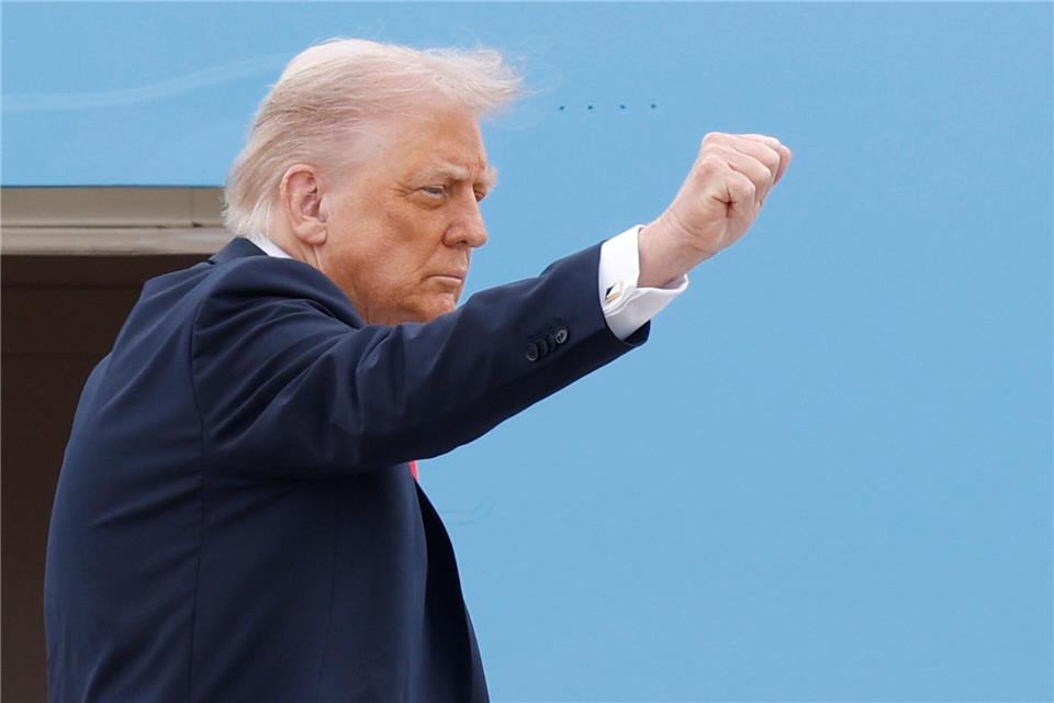 Trump freut sich über das Ende einer Talkshow. Luis M. Alvarez/FR596 AP/AP/dpa
