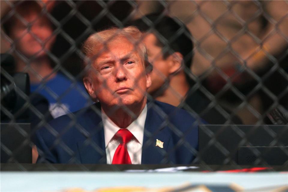 Trump gilt als Fan der Kampfsport-Liga UFC und saß mehrfach selbst im Publikum. (Archivbild)Steve Marcus/Las Vegas Sun via AP/dpa