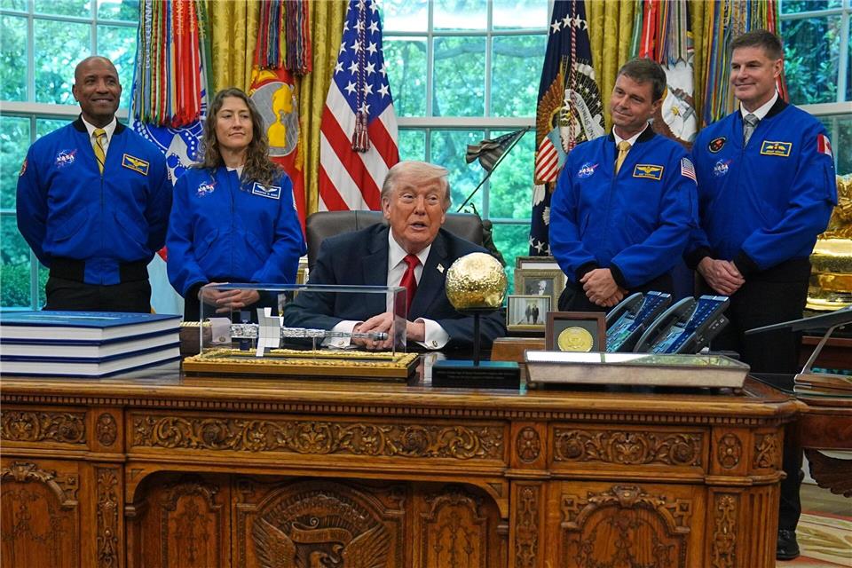 Trump hat den Astronauten der „Artemis 2“-Mission zu ihrem Flug um den Mond herum gratuliert. Matt Rourke/AP/dpa