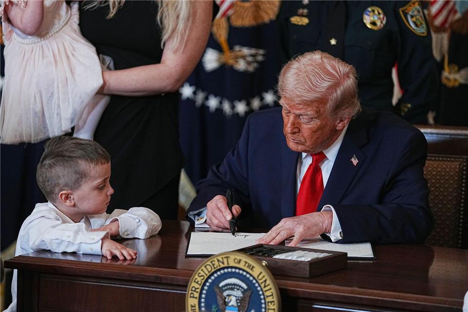 Trump hat eine klare Meinung zum US-Geburtsrecht. (Archivbild)Allison Robbert/AP/dpa