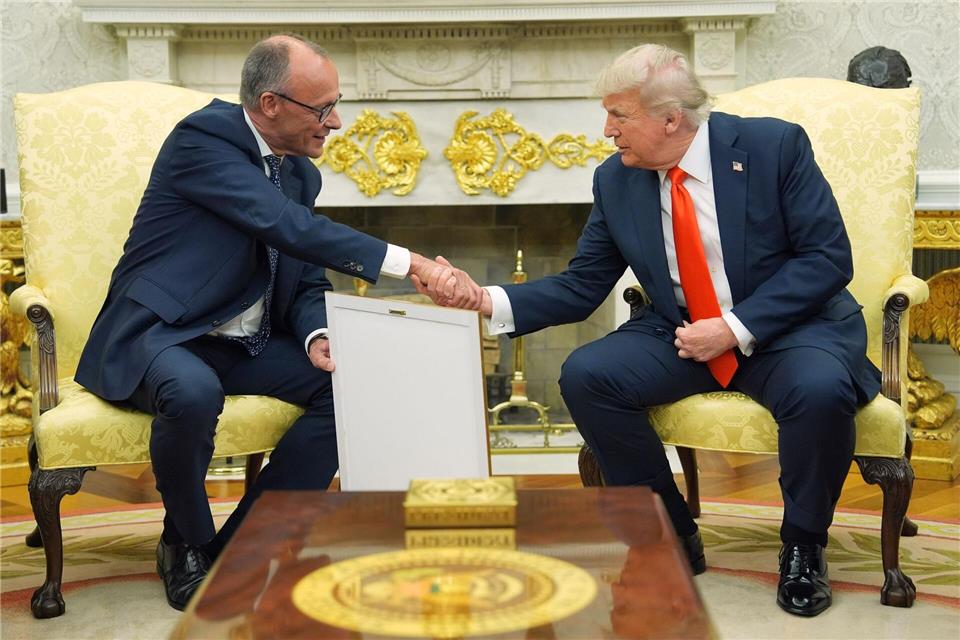 Trump hat schon mehrere Geschenke von Merz bekommen.Evan Vucci/AP/dpa