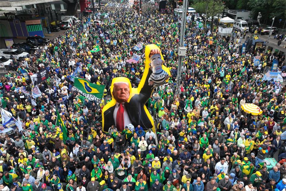 Trump im brasilianischen Wahlkampf: Anhänger des Oppositionskandidaten Bolsonaro glorifizieren den US-Präsidenten.Andre Penner/AP/dpa