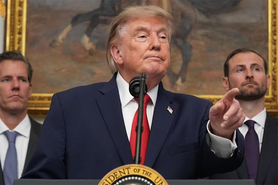Trump kündigt einen Wirtschaftskrieg gegen den Iran an.Jacquelyn Martin/AP/dpa