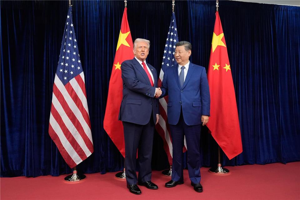 Trump-Xi-Treffen: Das sind die Ergebnisse  Trump (l) und Xi sind die Staatschefs der beiden weltgrößten Volkswirtschaften.Mark Schiefelbein/AP/dpa