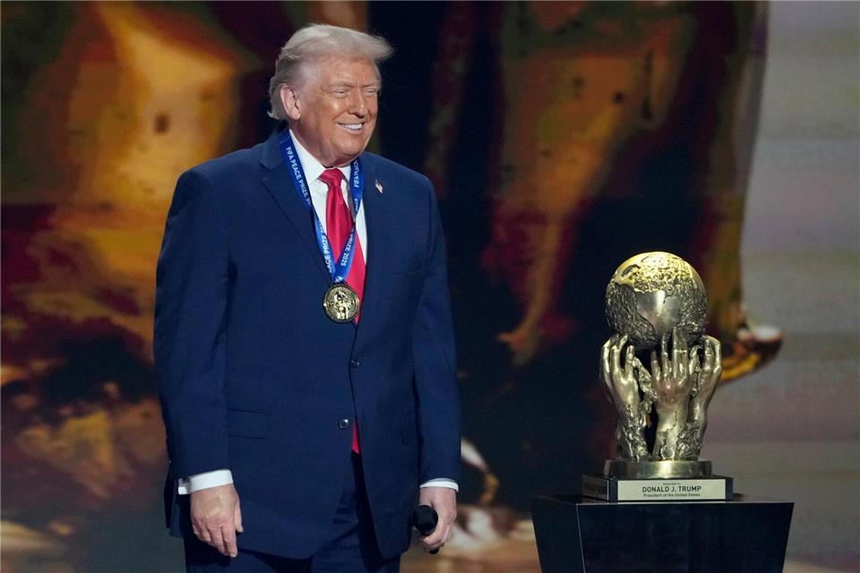 Trump ließ sich als FIFA-Friedenspreisträger feiern.Chris Carlson/AP/dpa