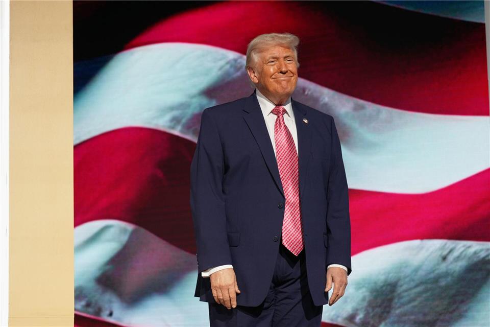 Trump nennt die Straße von Hormus „Straße von Trump“. Mark Schiefelbein/AP/dpa