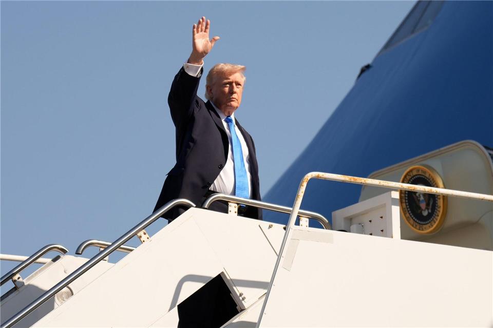 Trump nutzt den Flughafen regelmäßig für Flüge zu seinem Anwesen Mar-a-Lago. (Archivbild)Mark Schiefelbein/AP/dpa