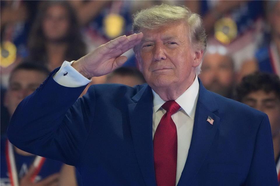 Trump sagt: „Wir haben die vollständige Kontrolle über die Straße von Hormus.“Mark Schiefelbein/AP/dpa