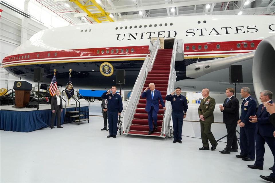 Trump salutiert auf der Gangway des geschenkten Flugzeugs.Manuel Balce Ceneta/AP/dpa