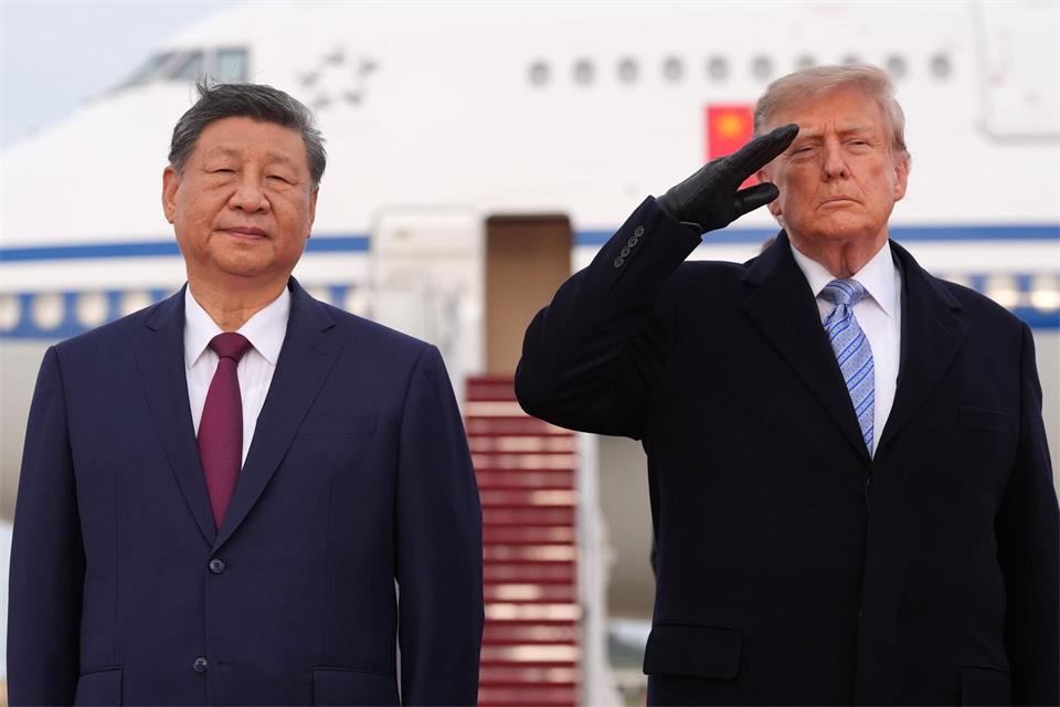 Trump salutiert zur Nationalhymne.Alex Brandon/AP/dpa