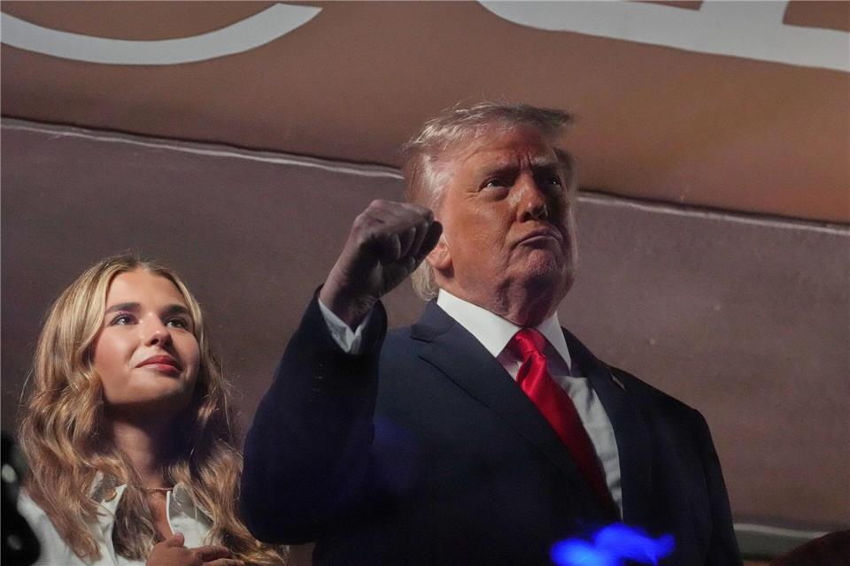 Trump schaut sich das NBA-Finale in New York an.Mark Schiefelbein/AP/dpa