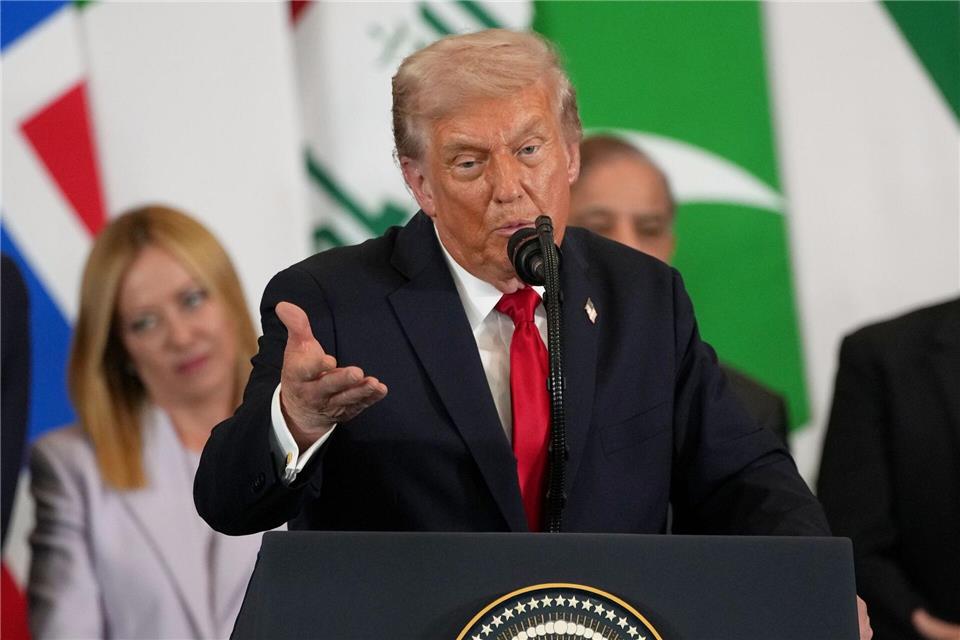 Selenskyj will mit Trump über Marschflugkörper verhandeln Trump schließt die Lieferung von Tomahawk-Marschflugkörpern an die Ukraine nicht aus. Amr Nabil/AP/dpa