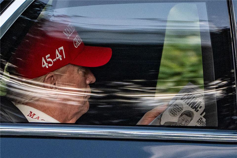 Landesweite Proteste gegen Trump in den USA Trump selbst verbrachte das Wochenende nicht in der US-Hauptstadt, sondern beim Golfen im Bundesstaat Florida. Alex Brandon/AP/dpa