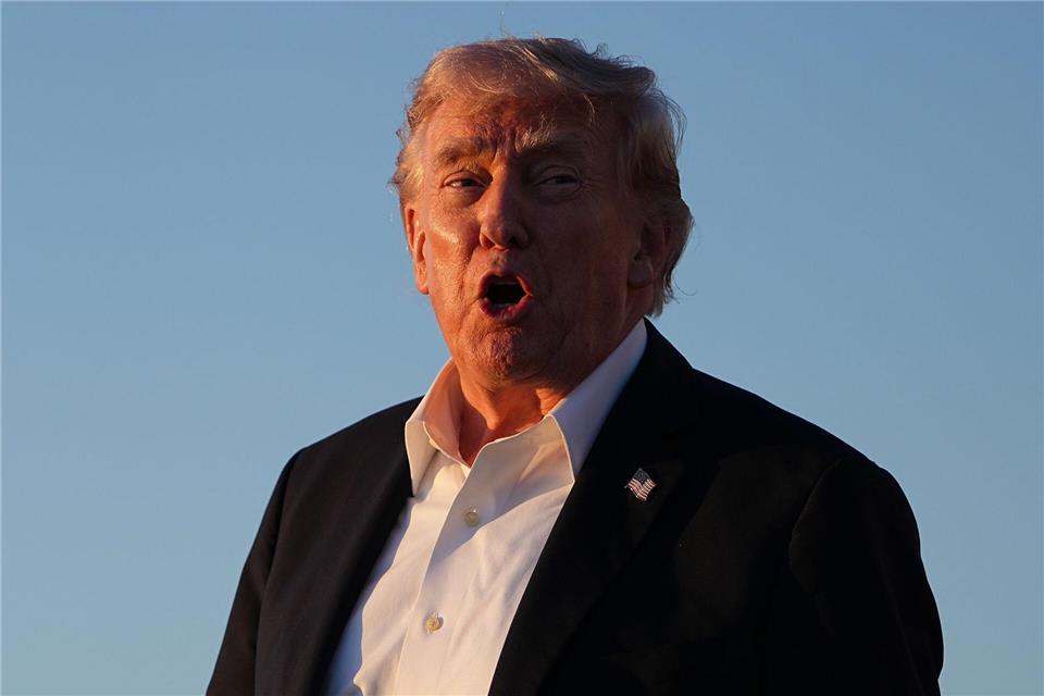 Trump setzt der EU eine Frist zur Umsetzung der Zollvereinbarung - und droht andernfalls mit höheren Zöllen. (Archivbild)Matt Rourke/AP/dpa