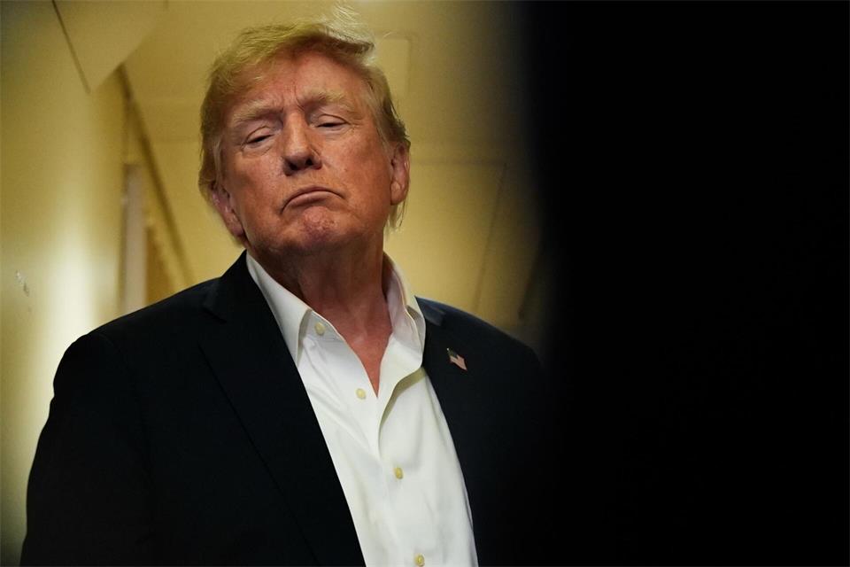 Trump spielt Gefahren von KI herunter. (Archivbild)Julia Demaree Nikhinson/AP/dpa