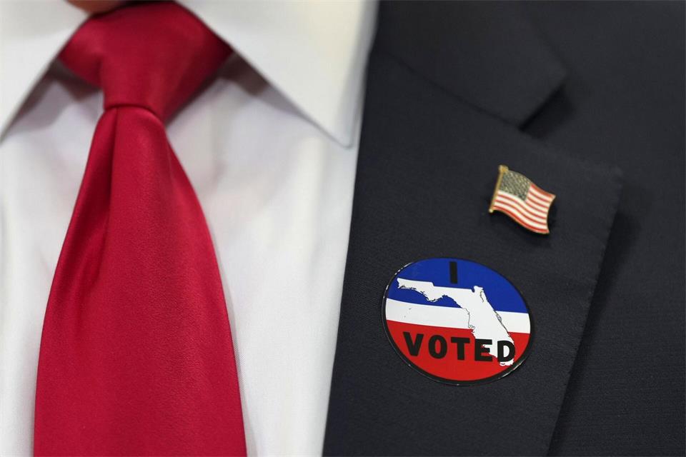 Trump trug nach der Stimmabgabe einen Aufkleber mit dem Wort „voted“ (abgestimmt).Mark Schiefelbein/AP/dpa