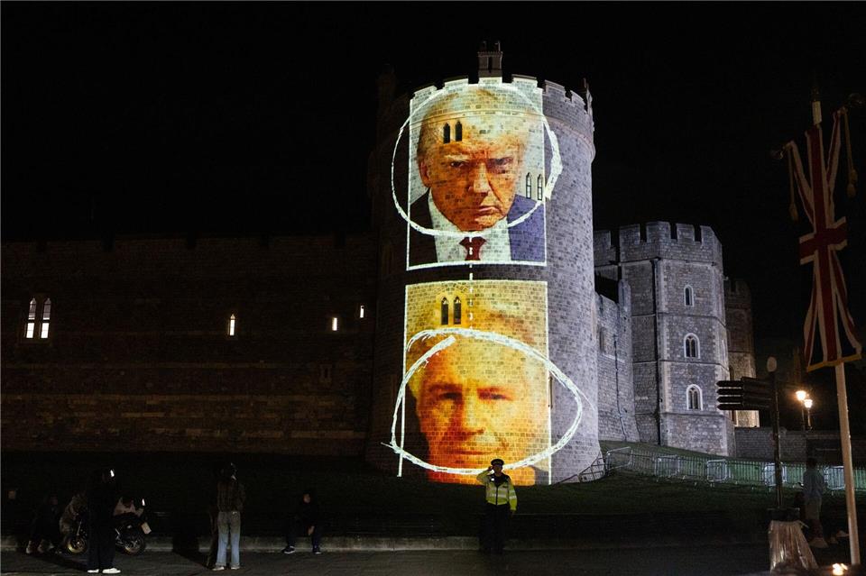 Trump und Epstein: Am Dienstagabend sorgte eine Lichtinstallation für Aufruhr.Led By Donkeys/PA Media/dpa
