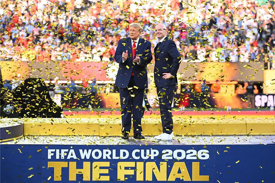 Trump und Infantino alleine im Konfettiregen. Tom Weller/dpa