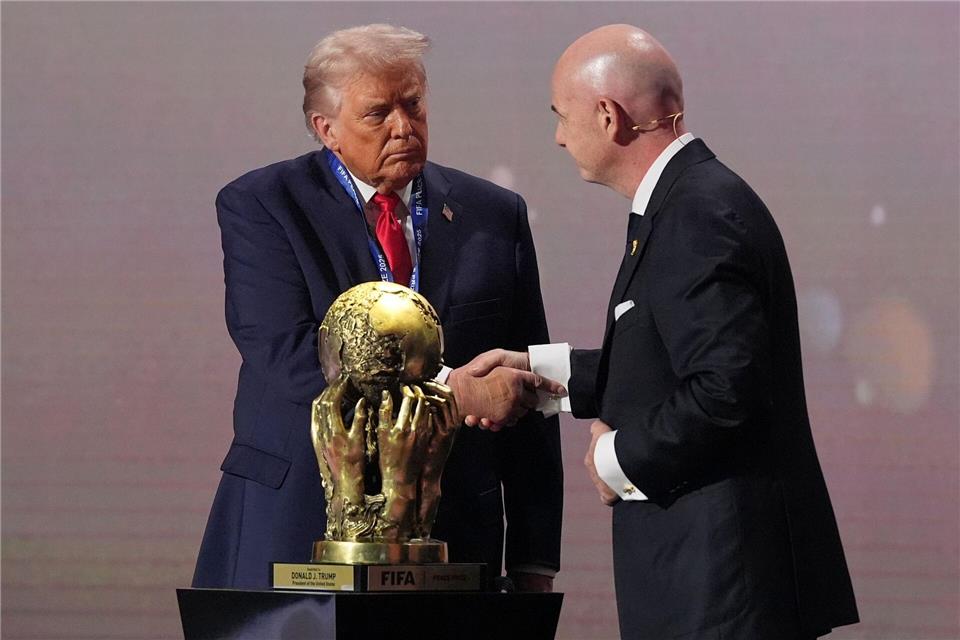 Trump und Infantino geben sich bei der Auslosung die Hand.Jacquelyn Martin/AP/dpa