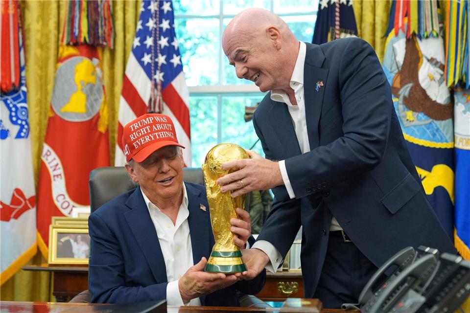 Trump und Infantino inszenieren gerne ihren guten Draht zueinander. (Archivbild)Jacquelyn Martin/AP/dpa