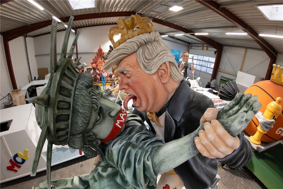 Trump und Lady Liberty drehen sich auf einem Motivwagen.Boris Roessler/dpa